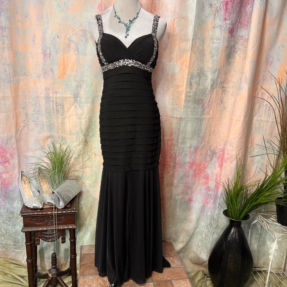 📌Betsy & Adam Look at the backside.....Great looking Prom - Ball - Formal Dress - Picture 2 of 16